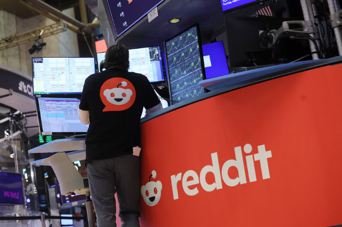 Reddit cảnh báo về sự biến động trong lượng truy cập tìm kiếm khi tốc độ tăng trưởng người dùng tại Mỹ chậm lại.