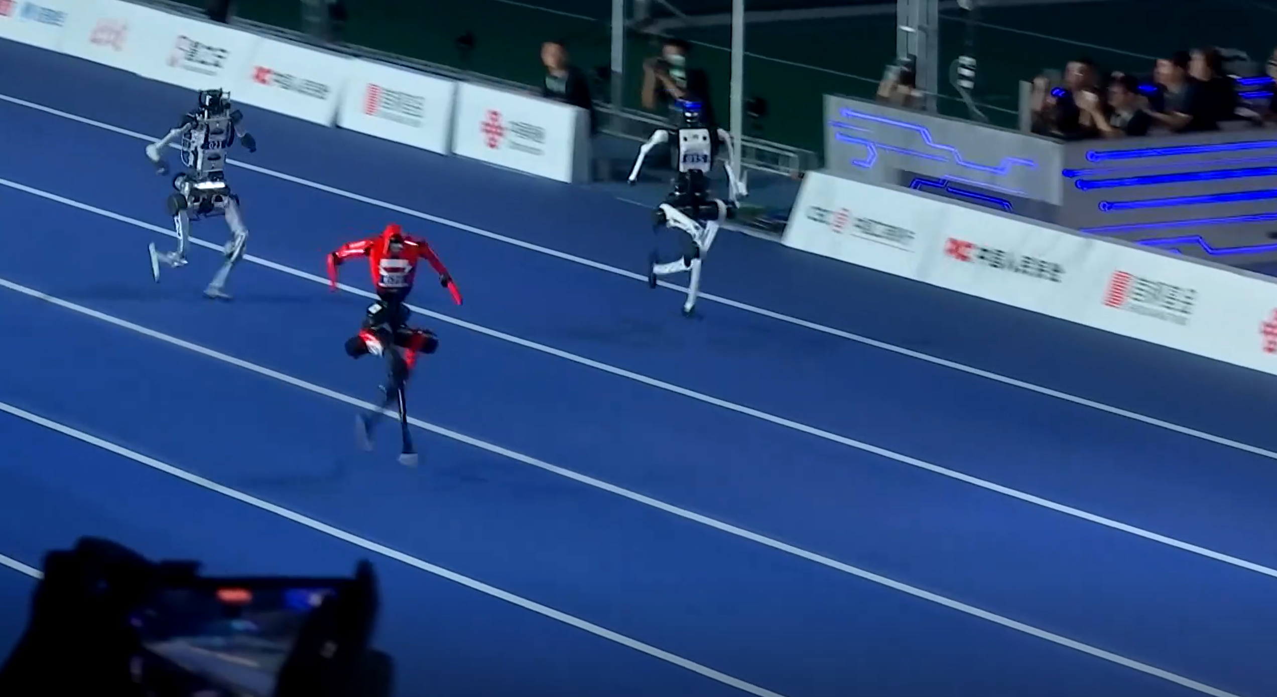 Robot Trung Quốc phá kỷ lục thế giới chạy 100m của Usain Bolt tại Thế vận hội Bắc Kinh.
