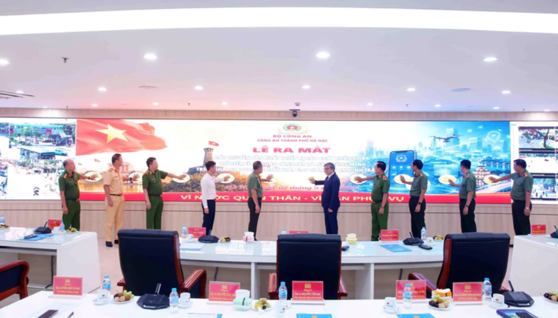 Công an Hà Nội ra mắt app cảnh sát thông minh, UAV 'săn' vi phạm, thiết bị báo cháy không dây