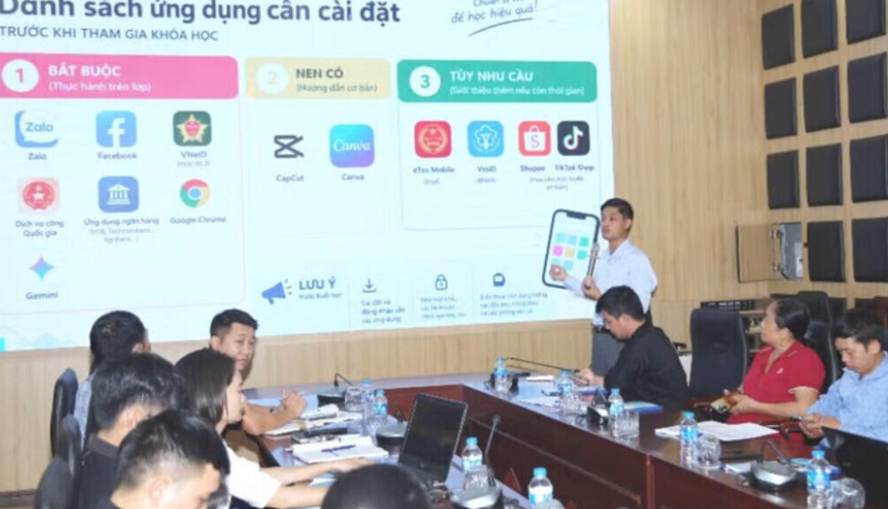 Chuyển đổi số ở Lào Cai: Từ 'Thôn số' đến mạng lưới 'Người bản số'